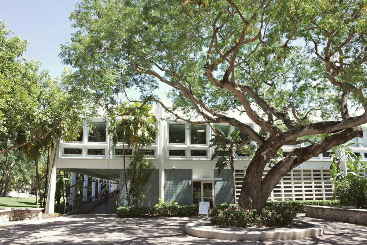 Bâtiment avec végétation, entretien et charges