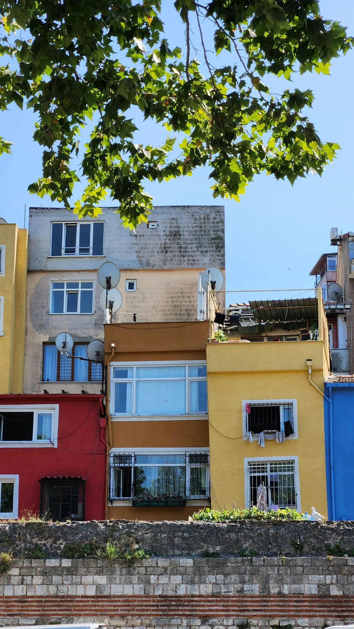 Immeubles colorés représentant un patrimoine locatif diversifié